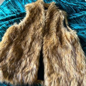 Hinge faux fur vest, S